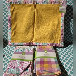 Spring , flowers placemats and 2 sets of 4 pack napkins bundle